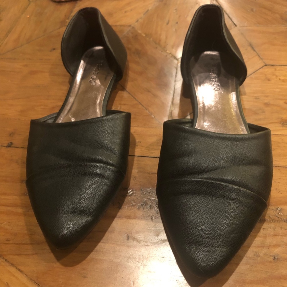 Pointed toe black flat